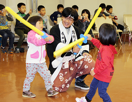 チャンバラ遊びを通してコミュニケーションの大切さを学んだセミナー