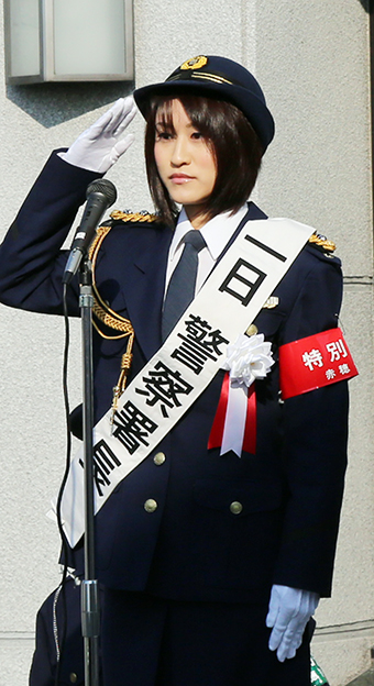 「一日警察署長」として訓示した赤穂義士娘の野田侑伽さん