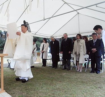 赤穂義士慰霊祭で祭詞を奏上する飯尾宮司(取材・撮影=もりい くすお)