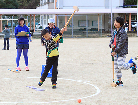 児童と大人たちの交流を深めた、ふれあいグラウンドゴルフ大会