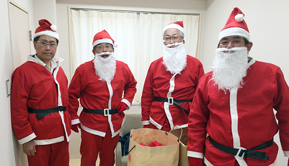 会員がサンタクロース姿になったクリスマス慰問=同クラブ提供