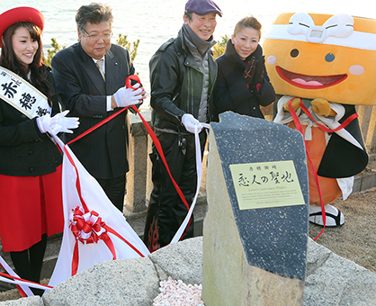 瀬戸内海に臨む景勝地に設置された「恋人の聖地モニュメント」の除幕セレモニー