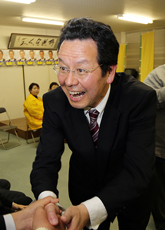 無投票で4選が決まり、支援者と笑顔で握手を交わす長岡壮壽氏