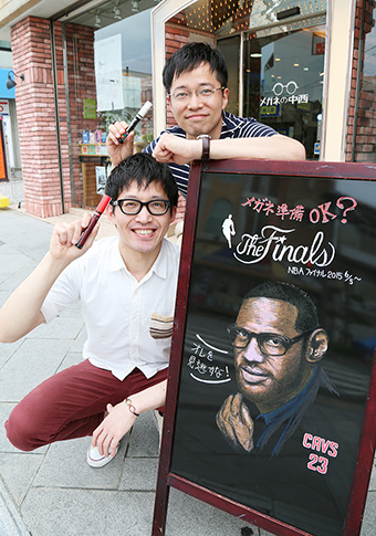 黒板アートが評判の中西良介さん(上)・協平さん兄弟