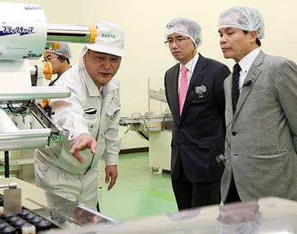 生産ラインについて説明を受けるチャン・ドゥック・ビン・ベトナム総領事=右から2人目