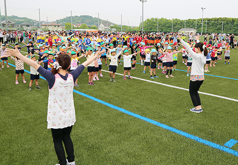 幼稚園児たちのダンスで供用開始を祝った赤穂海浜スポーツセンター
