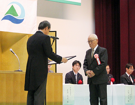 感謝状を贈呈される室井澄さん=大山町提供