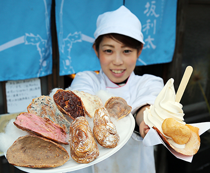 カキ殻をかたどったチョコ焼き菓子と期間限定のソフトクリーム
