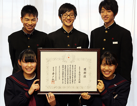 赤穂中学校に贈られたJRC功労者特別感謝状と生徒会役員のみなさん