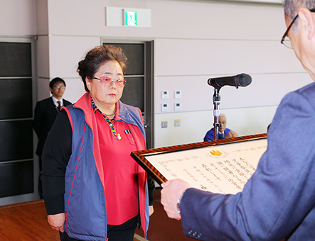 民生委員・児童委員としての長年の功績で大臣表彰を受けた涌元雅代さん