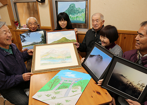 コンクール応募作品を持ち寄り、尼子山の魅力を語り合うみなさん