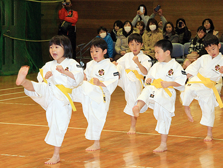 演武始め式で元気な演武を見せた子どもたち
