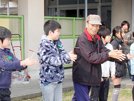 地域の高齢者と竹とんぼなどを楽しんだ昔遊び集会