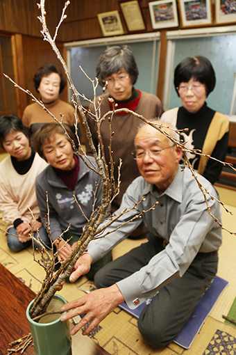 8年ぶりの社中展を開く萩原茂洲さんと門弟のみなさん