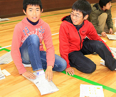 防災学習で新聞紙スリッパを作った子どもたち