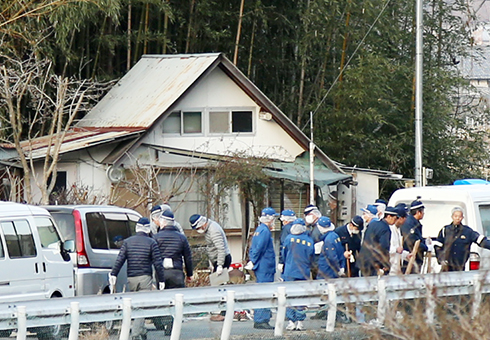 豊住さん方を捜索する警察関係者