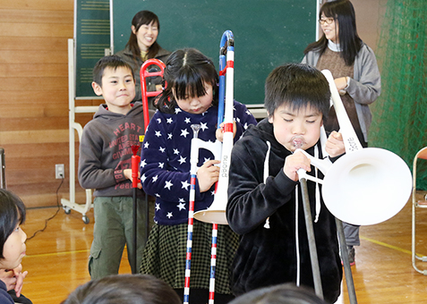 トロンボーン演奏の体験もできた音楽鑑賞会