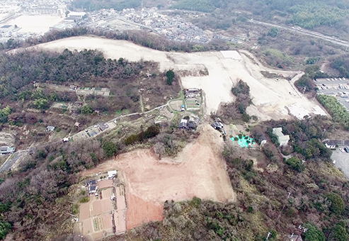 草木が伐採されて地肌がむき出しになったメガソーラー建設地の空撮画像=4日撮影、御崎地区連合自治会提供