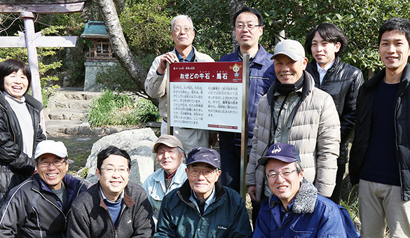 名所旧跡の説明板を設置した「尾崎のまちを考える会」のみなさん