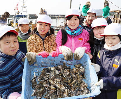 自分たちで種付けしたカキを収穫できて笑顔の子どもたち