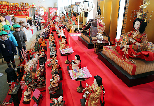 ホール一杯にひな飾りが並んでいる「お雛さま展」