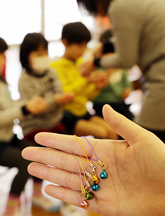 「有年の子どもたちへ」と匿名の送り主から届いた鈴ストラップ