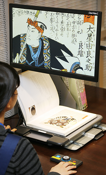 赤穂市立図書館に導入された拡大読書器