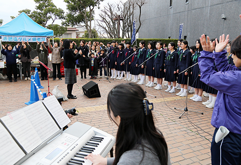 オープニングで中学校コーラス部や手話グループが復興応援ソング「花は咲く」を合唱した追悼イベント