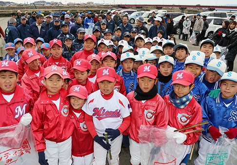 赤穂ライオンズクラブの呼び掛けで約200人が集まった千種川河川敷清掃