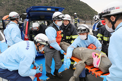 供用開始を前に坂越大橋で行われた訓練