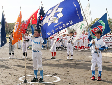 開会式で選手宣誓する塩屋野球少年団の田渕稔直主将