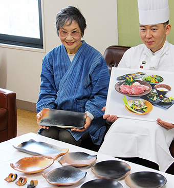 赤穂雲火焼を食器に採用した木下学シェフ(右)と作者の桃井香子さん=ホテル提供