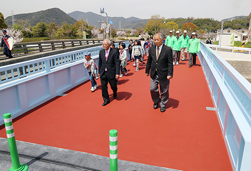 渡り初めで完成を祝った磯浜橋歩道橋