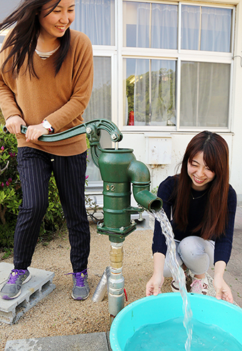 災害時用に整備された手押し式ポンプ井戸=有年小学校