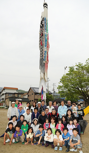 大人も子どもも協力して設置した、もみじ公園の鯉のぼり=民報ウェブで動画配信中