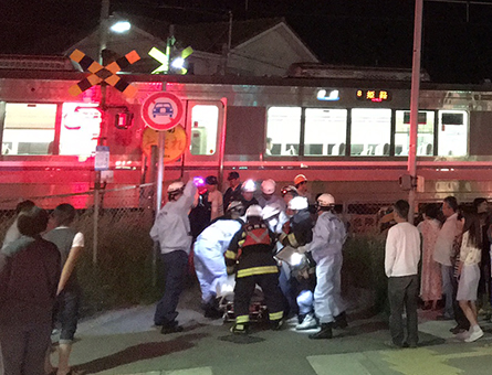踏切で列車と歩行者が接触した事故現場