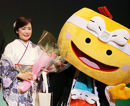 陣たくんの歓迎を受けた西尾市観光親善大使の葵かを里さん