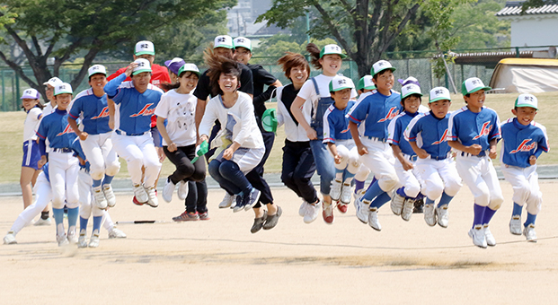 地区対抗で大縄跳びなどを競技した「市民大運動会」