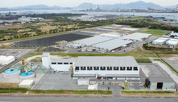 タテホ化学工業が北九州市に新設した響灘工場=手前