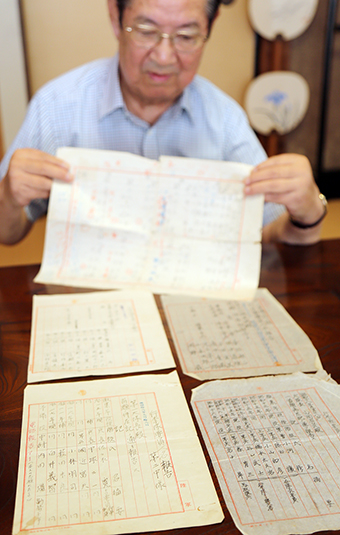 兄・彊さんが戦地から送った部隊編成表を見る内田富士夫さん