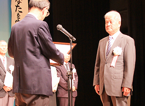 功労を称える感謝状を贈られた東南公雄氏