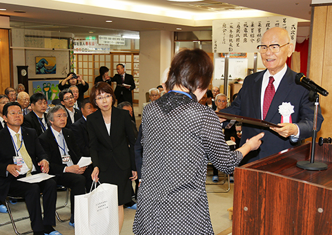 20周年式典でボランティア関係者に感謝状を贈る金附洋一郎理事長