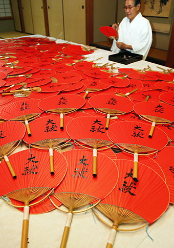 大避神社で夏の風物詩となっている「祓うちわ」