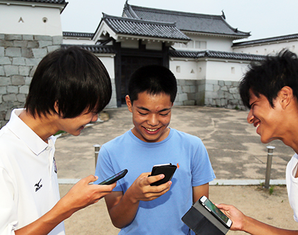 赤穂市内でもプレーヤーの姿を多く見かける「ポケモンGO」
