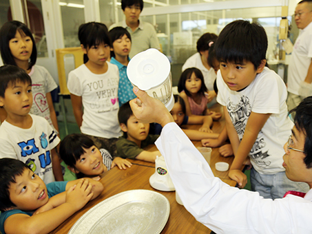小学生を自社工場に招いて開催した化学実験ショー