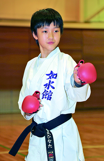 空手道の全国中学生選手権の女子団体組手に出場する苦瓜ひなたさん