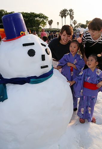 雪だるまもあった「真夏の雪まつり」