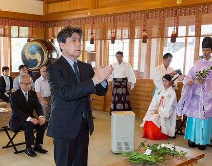 「仮名手本忠臣蔵」の上演成功を祈り、柏手を打つ松本幸四郎さん=国立劇場提供