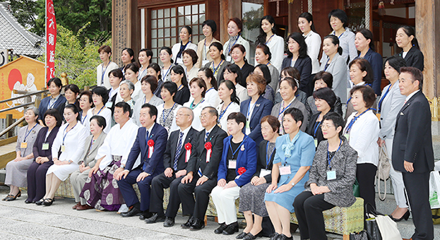 赤穂大石神社を参拝した近畿地区女子神職研修会の一行