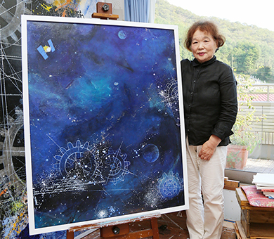 行動美術協会の会員に推挙された堂本たみ子さん=自宅アトリエで次回作と